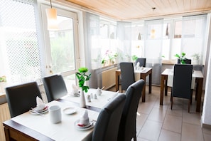 Daily buffet breakfast (EUR 6.5 per person) - Hotel Palko Garni (Dingolfing)