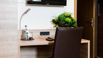 Minibar, bàn, màn/rèm cản sáng, truy cập Internet không dây miễn phí