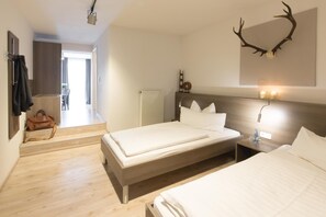 Minibar, escritorio, cortinas blackout y wifi gratis 