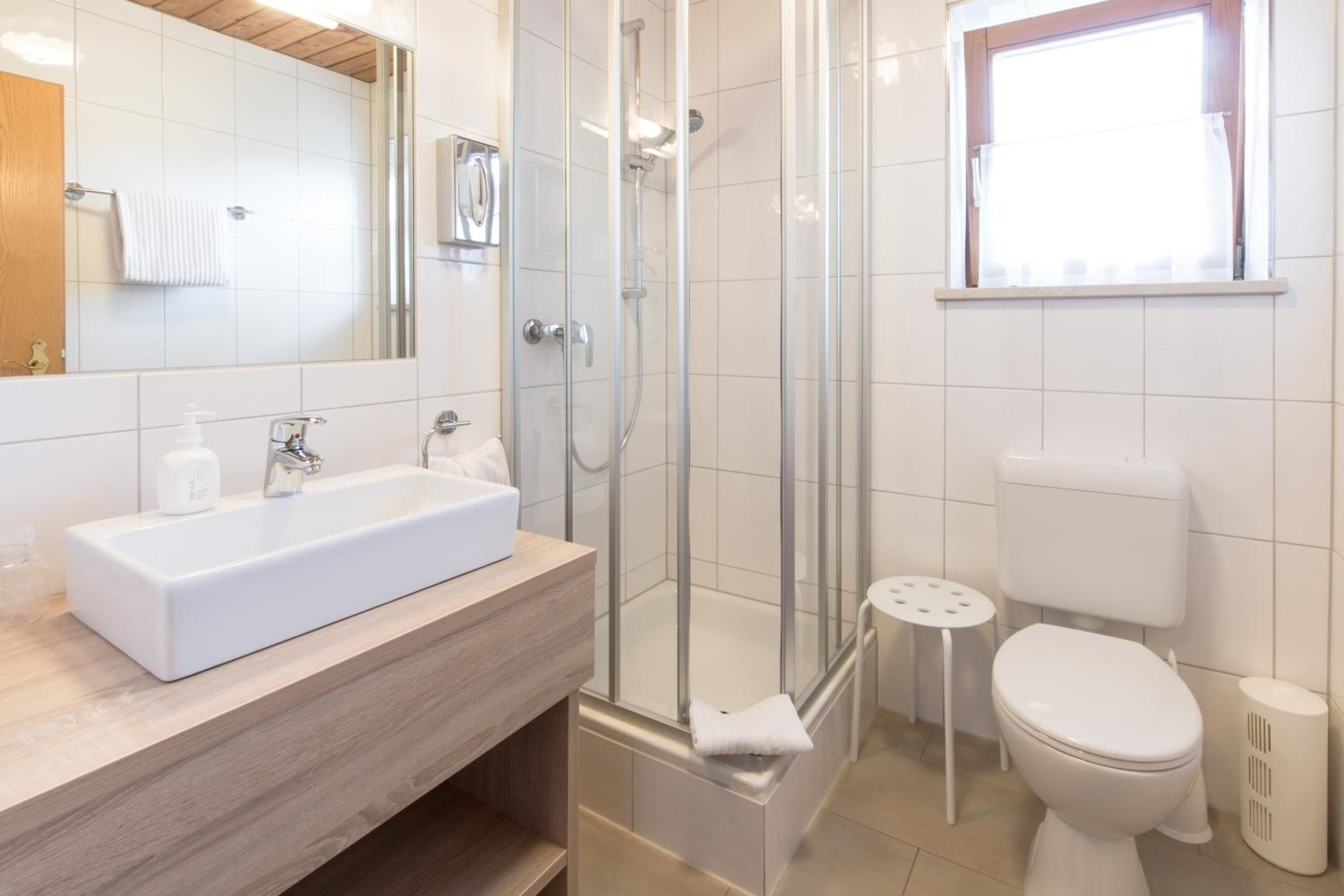 Dusche, kostenlose Toilettenartikel, Haartrockner, Handtücher