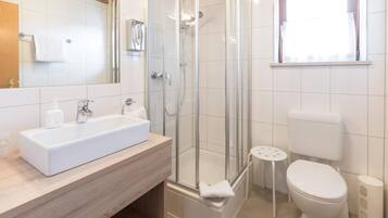 Dusche, kostenlose Toilettenartikel, Haartrockner, Handtücher