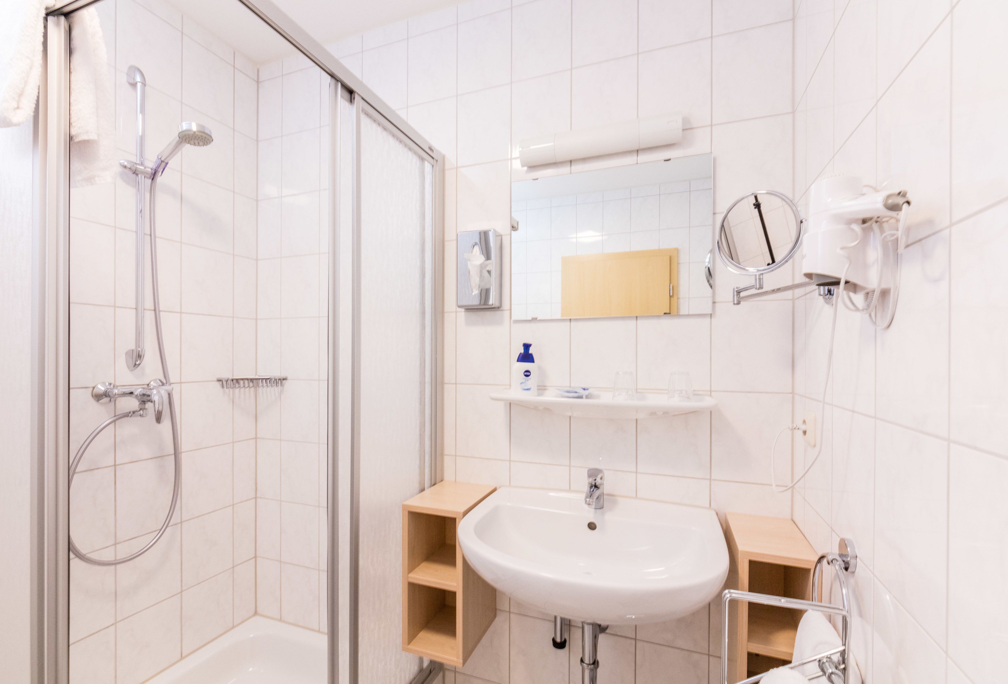 comfort single room | bathroom amenities | deep-soaking bathtub, free toiletries, hair dryer, bathrobes