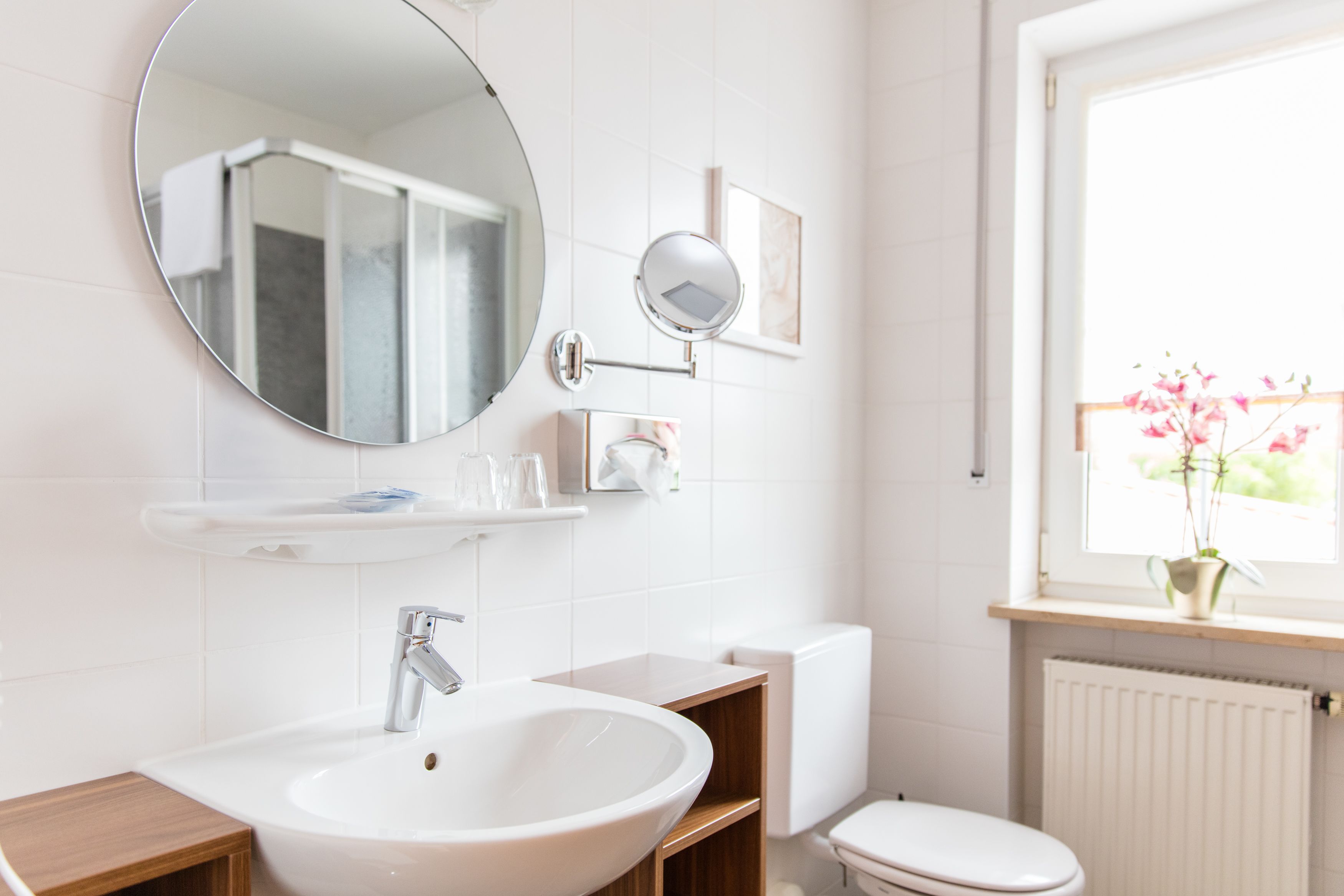 standard double room | bathroom | deep-soaking bathtub, free toiletries, hair dryer, bathrobes