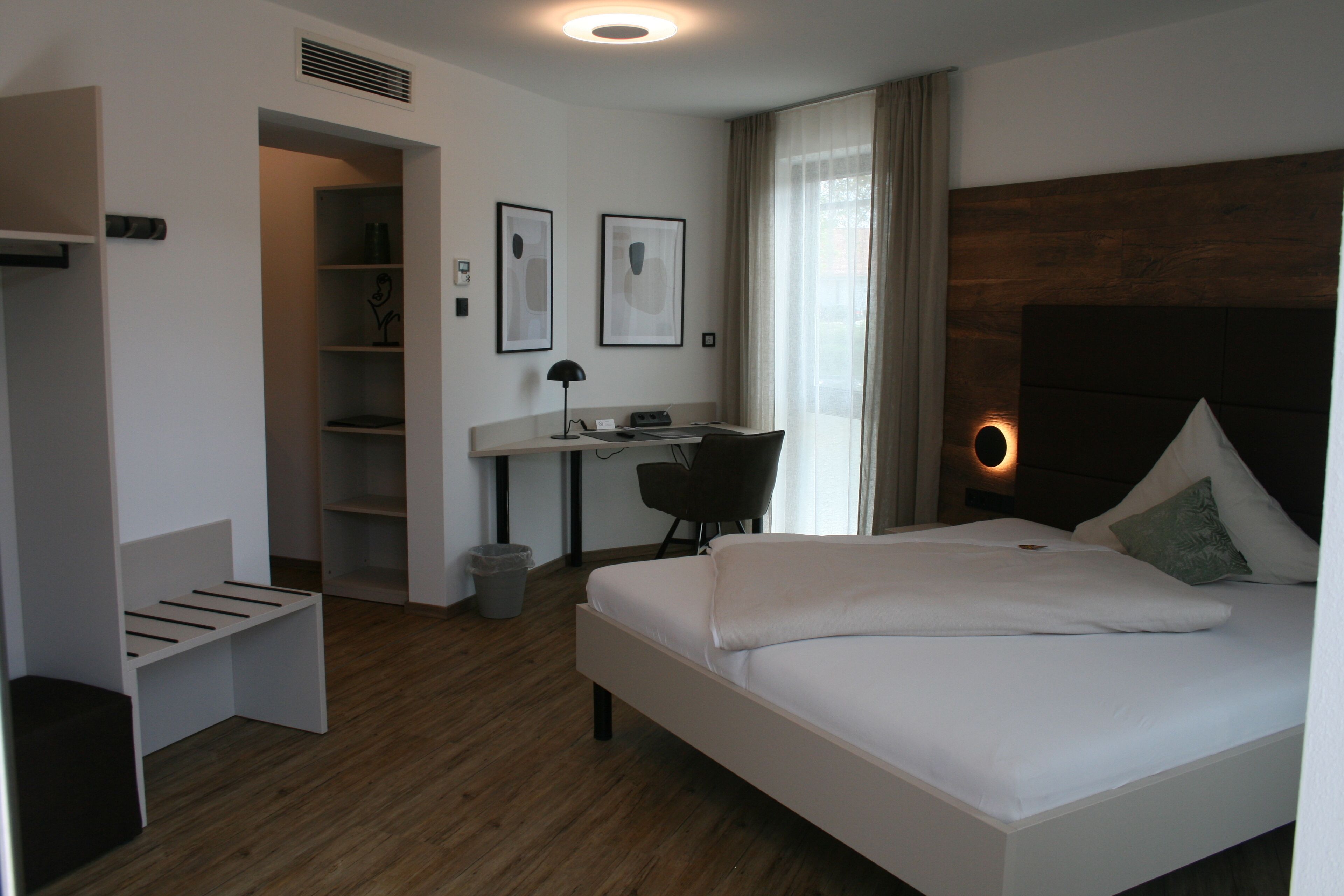 Ropa de cama hipoalergénica y minibar 