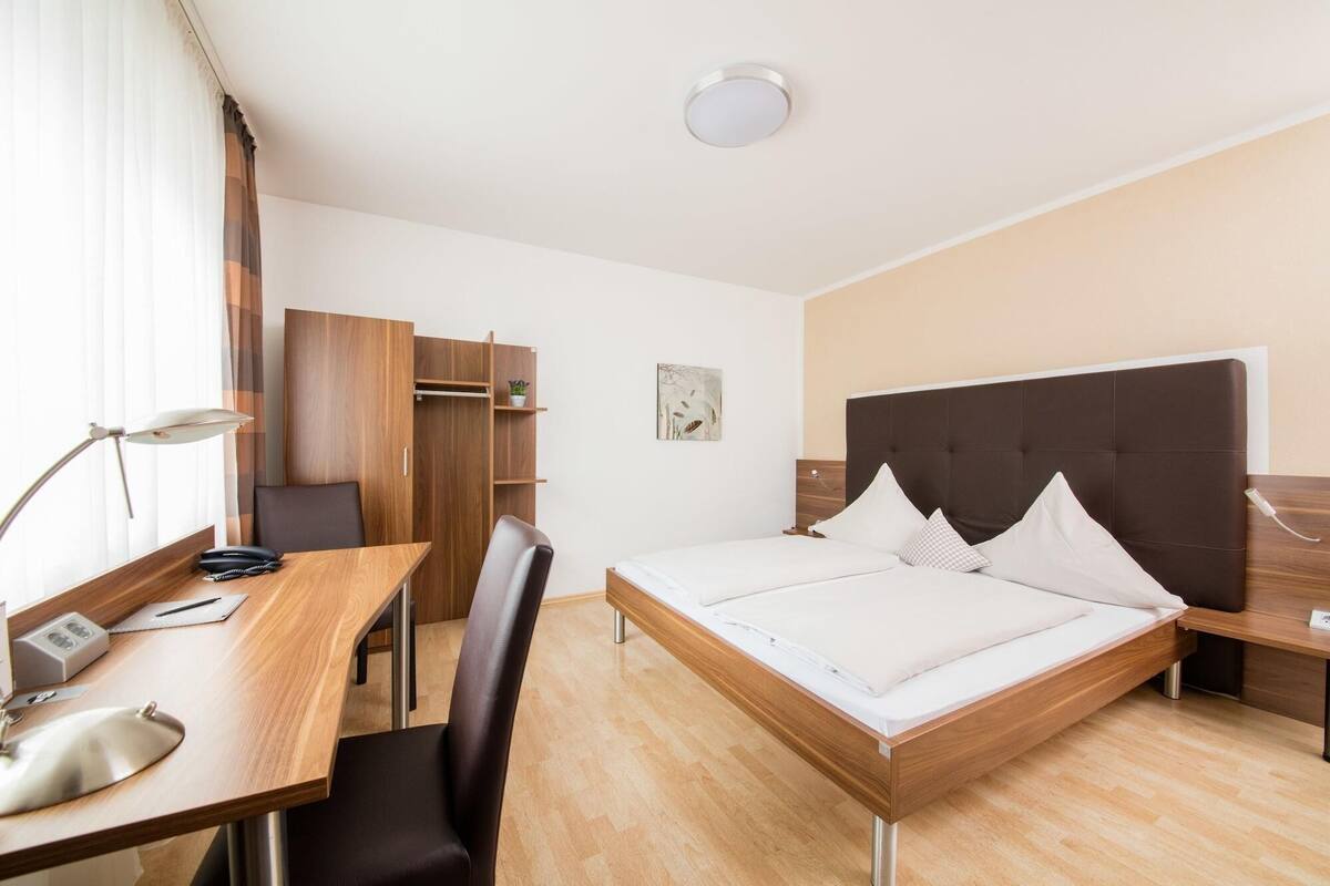 Hypo-allergenic bedding, minibar, in-room safe, desk