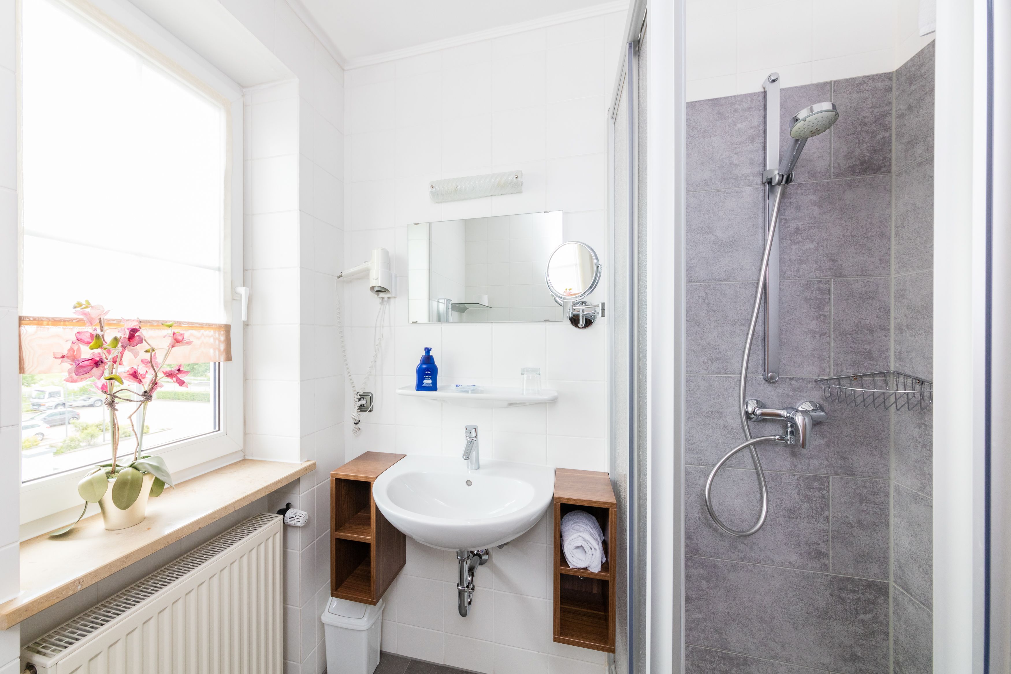 standard single room | bathroom | deep-soaking bathtub, free toiletries, hair dryer, bathrobes