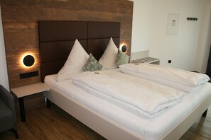 Junior Suite | Hypo-allergenic bedding, minibar, in-room safe, desk - Hotel Bavaria Garni (Dingolfing)