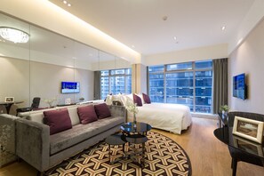 1 habitación, caja de seguridad en la habitación y escritorio