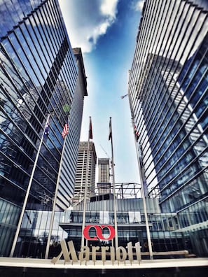 A Marriott hotel with a modern glass facade and a clear view of the sky. - Oakmade International Service Apartment (Hangzhou)