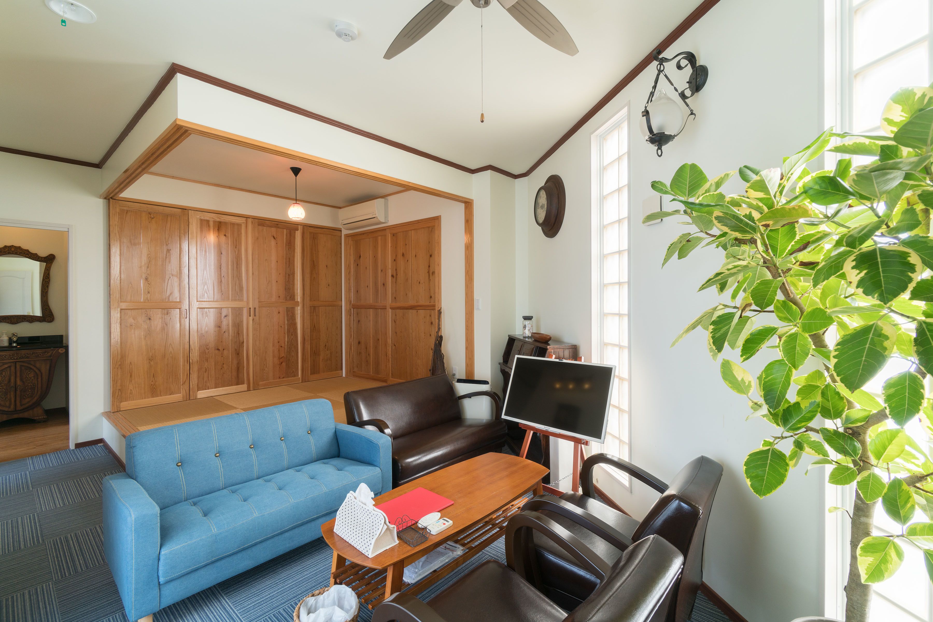 marseille | living room | flat-screen tv