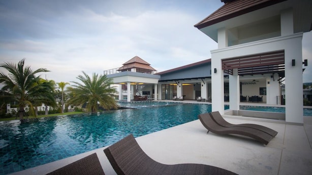 Hồ bơi ngoài trời