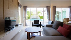 3-Bedroom Villa with Private Pool | Khu phòng khách | TV màn hình phẳng 29-inch có truyền hình cáp, TV