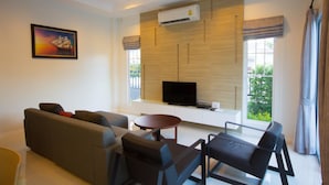 3-Bedroom Villa with Private Pool | Khu phòng khách | TV màn hình phẳng 29-inch có truyền hình cáp, TV