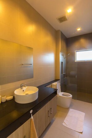3-Bedroom Villa with Private Pool | 욕실 세면대