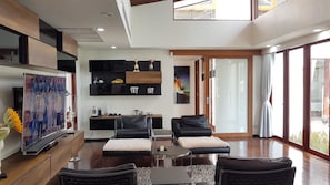 56-英寸纯平电视(配备有线频道)、智能电视、DVD 播放器