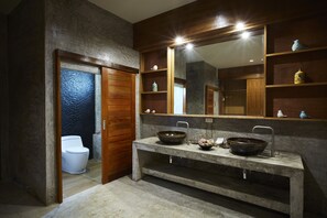 Deluxe Wooden Room | Bathroom | Free toiletries, hair dryer, towels - The Sun Resort (Ratchaburi)