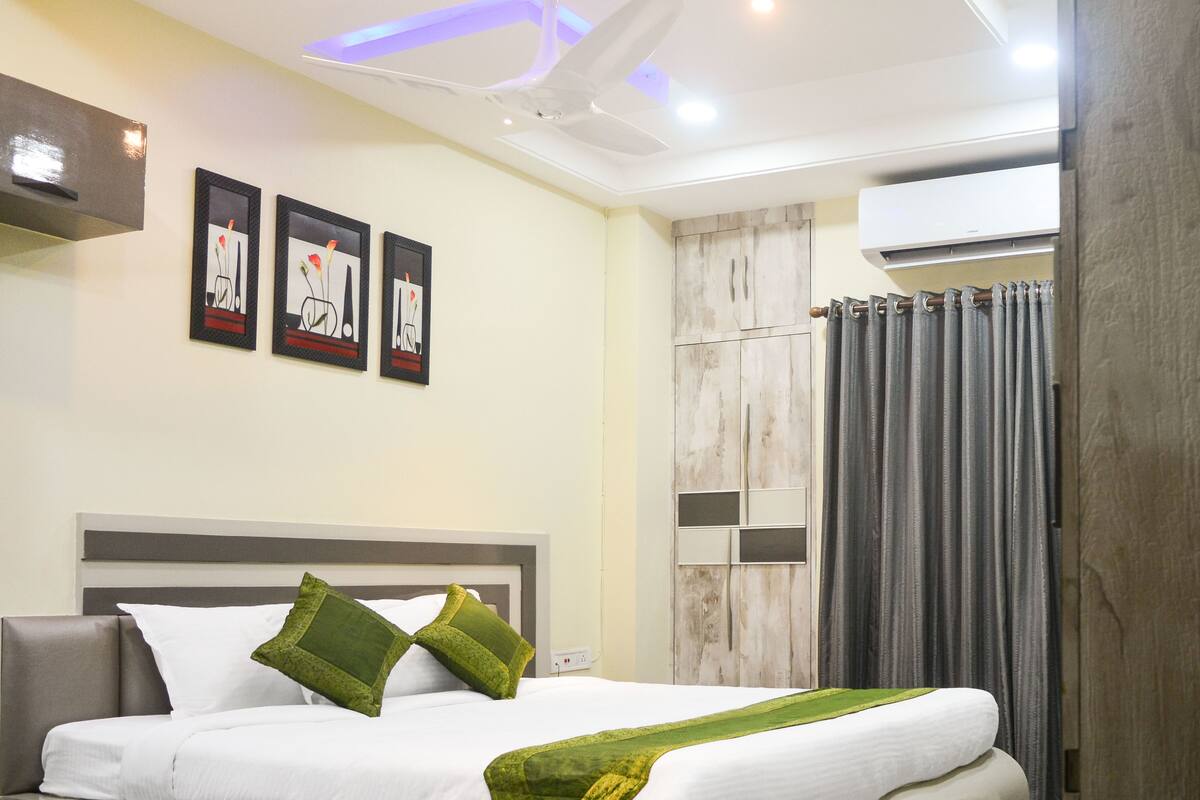 Desk, iron/ironing board, free WiFi