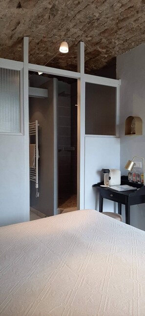 Tweepersoonskamer (Alae) | Een gratis minibar, individueel gedecoreerd, een bureau