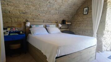 Articles gratuits dans le mini-bar, décoration personnalisée, bureau