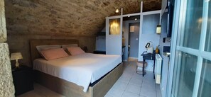 Tweepersoonskamer (Alae) | Een gratis minibar, individueel gedecoreerd, een bureau