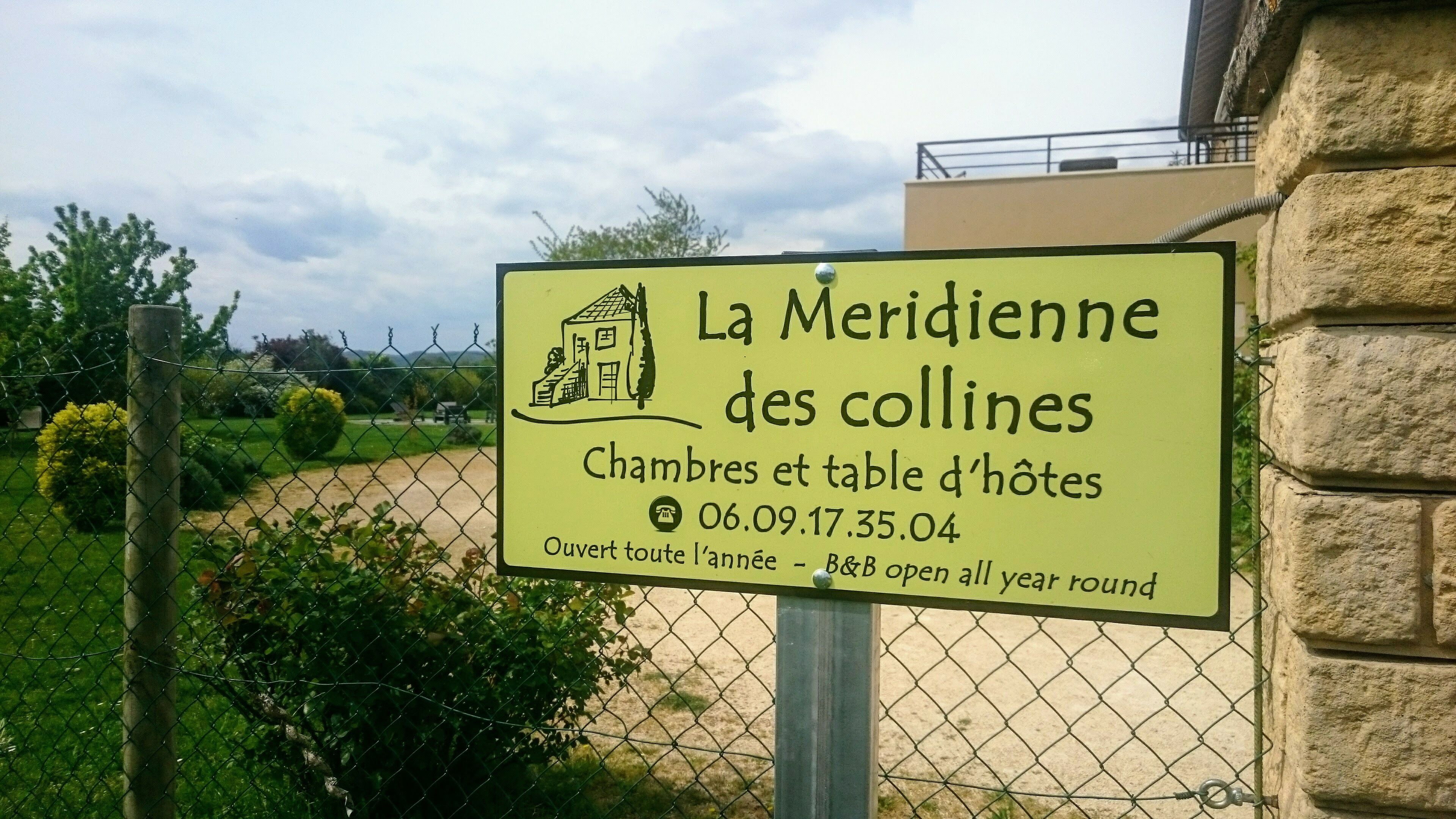 Señal para La Meridienne des collines, un hotel con habitaciones y zona de comedor, abierto todo el año.