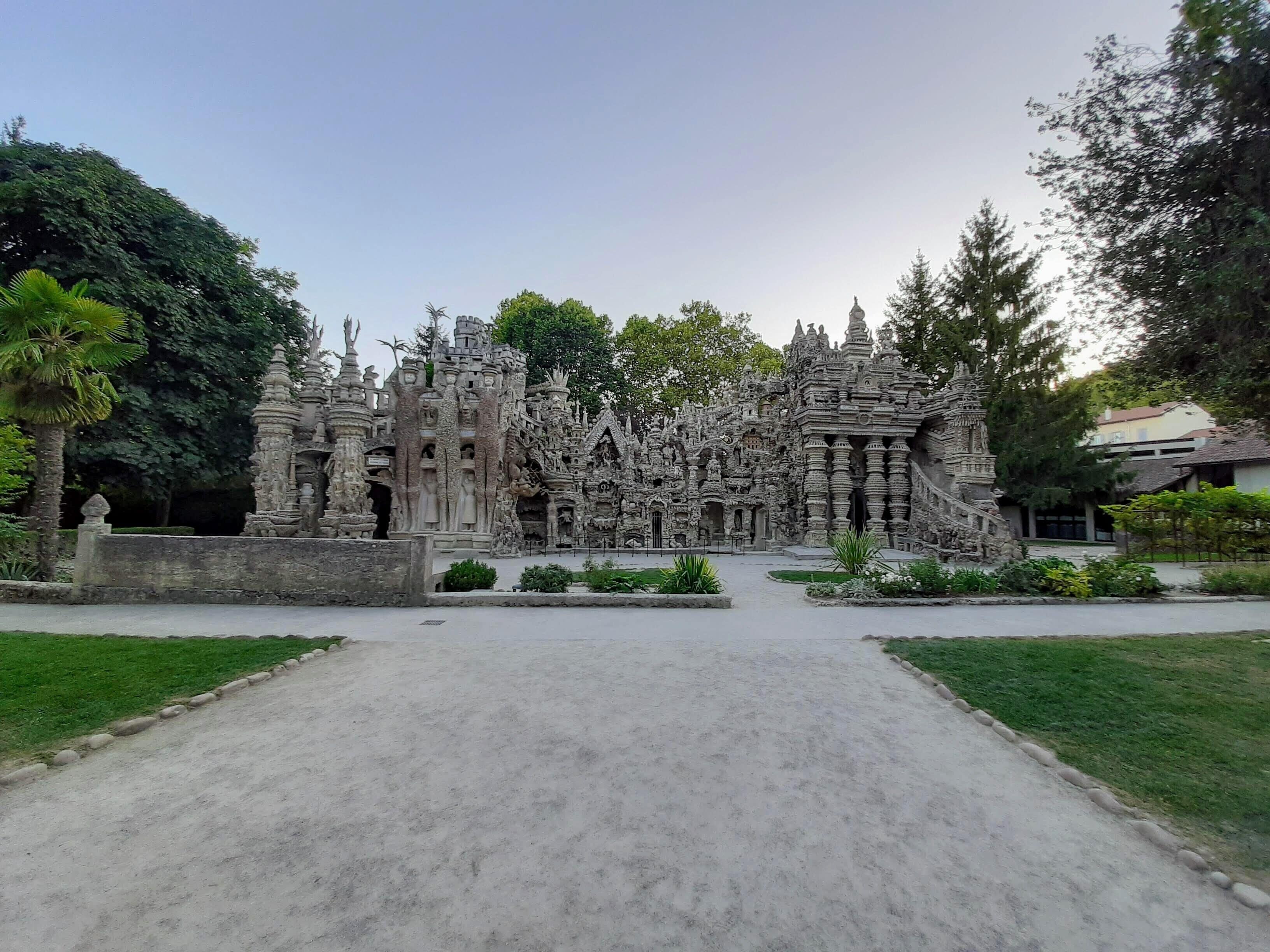 Un ensemble de temples doté d’une architecture en pierre complexe, d’une cour centrale et d’une végétation luxuriante.