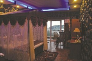 Honeymoon suite | Een kluis op de kamer, een strijkplank/strijkijzer, gratis wifi