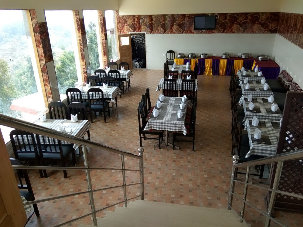 2 restaurants, international cuisine