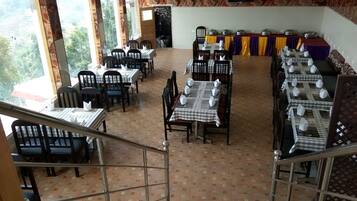 2 restaurants, international cuisine