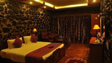 Deluxe Room | 1 bedroom, in-room safe, iron/ironing board, free WiFi