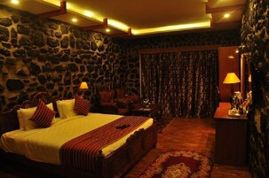 Caja de seguridad en la habitación y tabla de planchar con plancha 