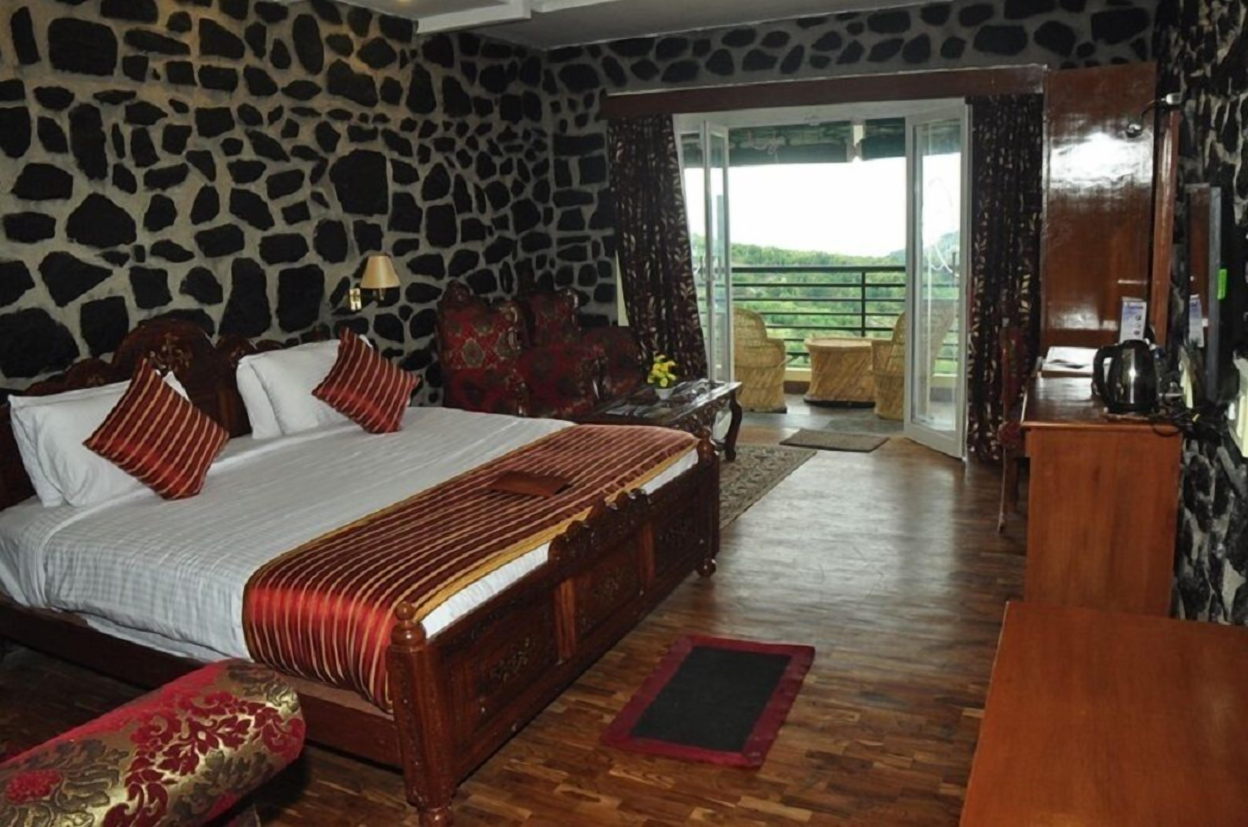 Family Room | In-room safe, iron/ironing board, free WiFi, bed sheets