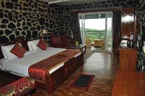 Caja de seguridad en la habitación y tabla de planchar con plancha 