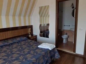 三人房 | 高档床上用品、迷你吧、办公桌、免费 WiFi