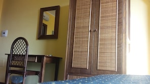 Premium bedding, minibar, desk, free WiFi