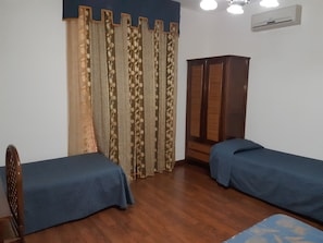 Chambre Quadruple | Literie de qualité supérieure, minibar, bureau, Wi-Fi gratuit
