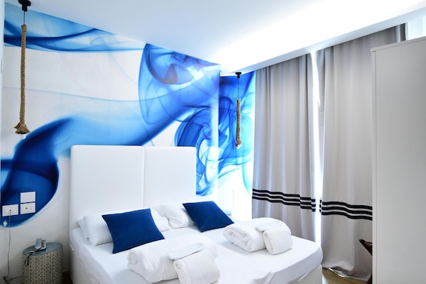 1 chambre, coffres-forts dans les chambres, bureau, Wi-Fi gratuit