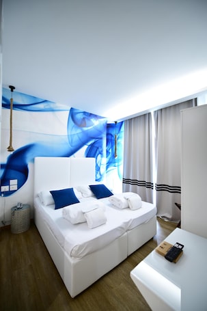 1 bedroom, in-room safe, desk, free WiFi