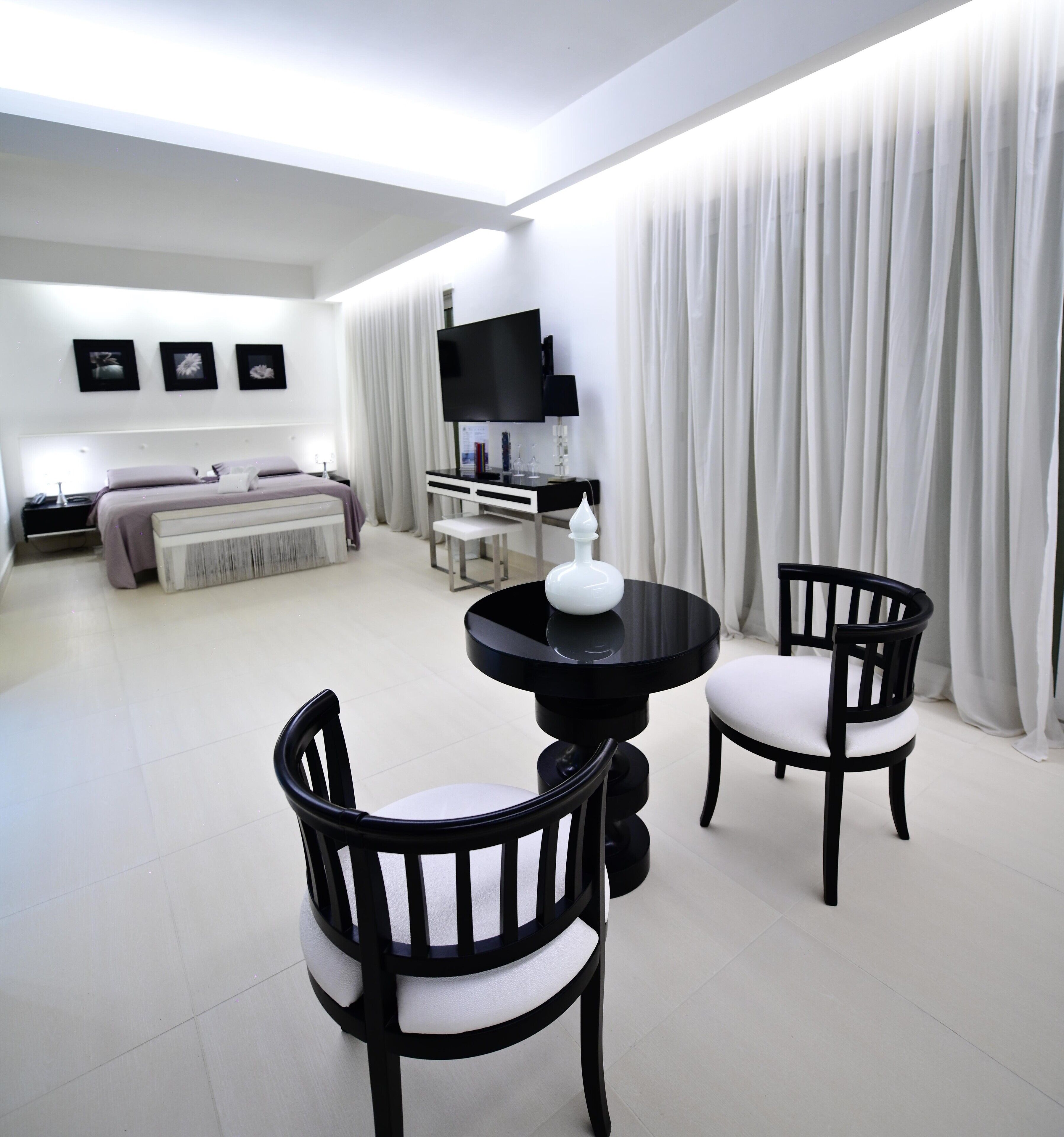 studio suite, hot tub | in-room safe, desk, free wifi, bed sheets