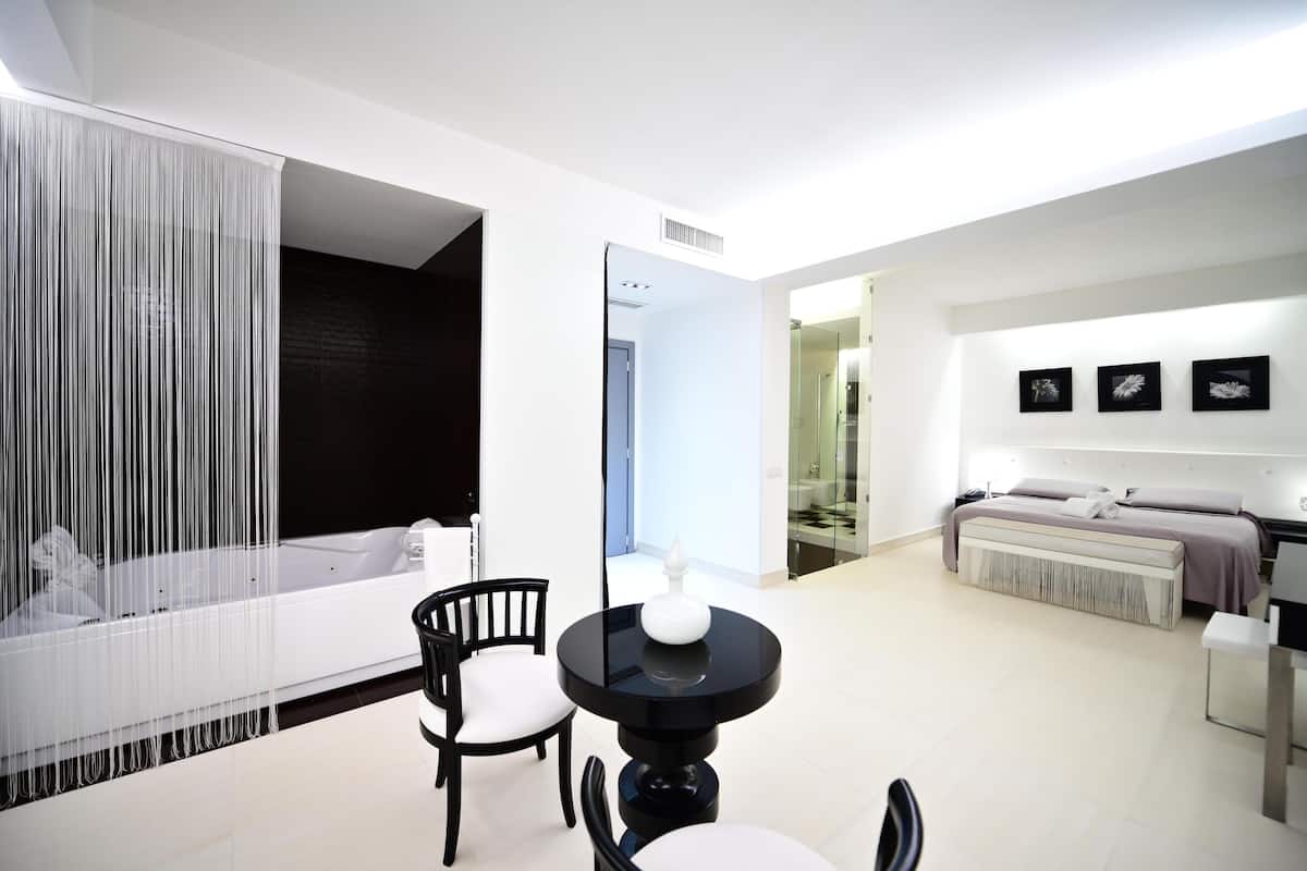 Studio Suite, Hot Tub | 1 bedroom, in-room safe, desk, free WiFi