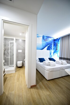 Douche, articles de toilette gratuits, sèche-cheveux, bidet