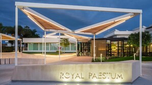 Un bâtiment moderne sur lequel on peut lire l’inscription « ROYAL PAESTUM ».