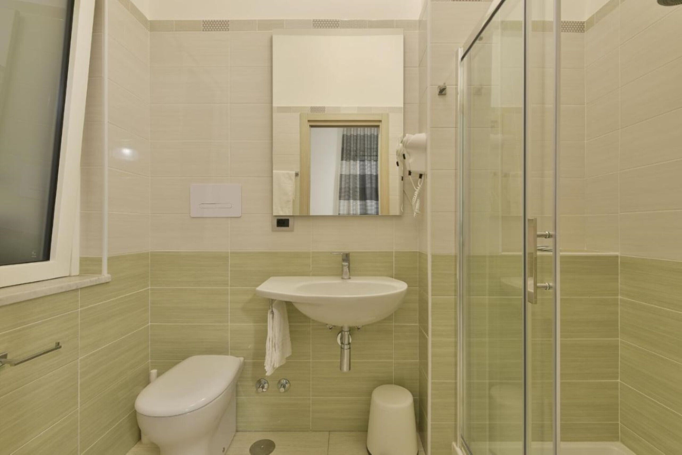 shower, free toiletries, hair dryer, bidet