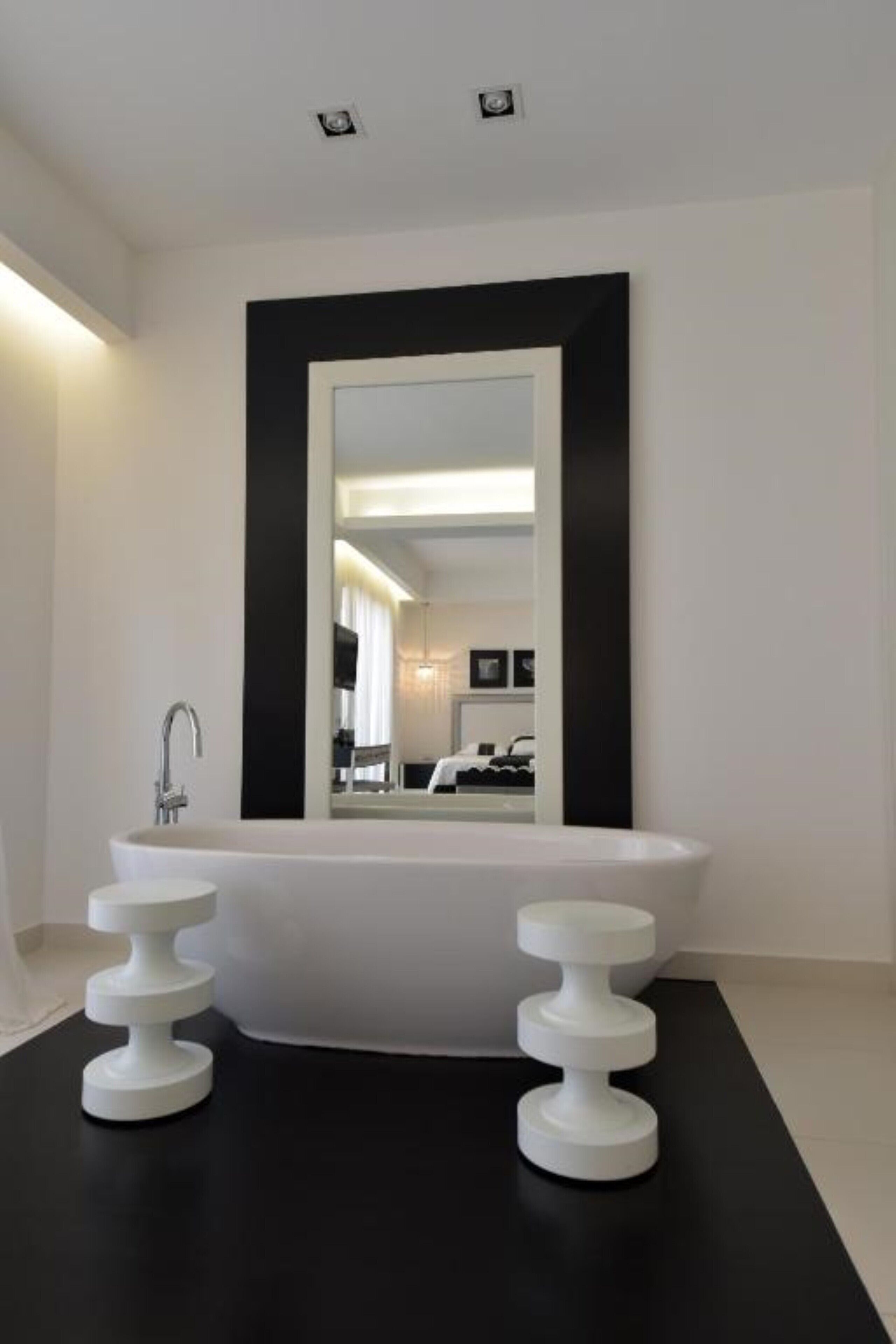 royal studio suite | deep-soaking bathtub