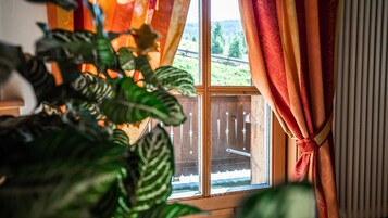 Appartamento, 1 camera da letto (6) | Copriletto in piuma, una cassaforte in camera, una scrivania