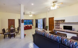 3-Bedroom Villa with Private Pool  | Wohnbereich | Flachbildfernseher