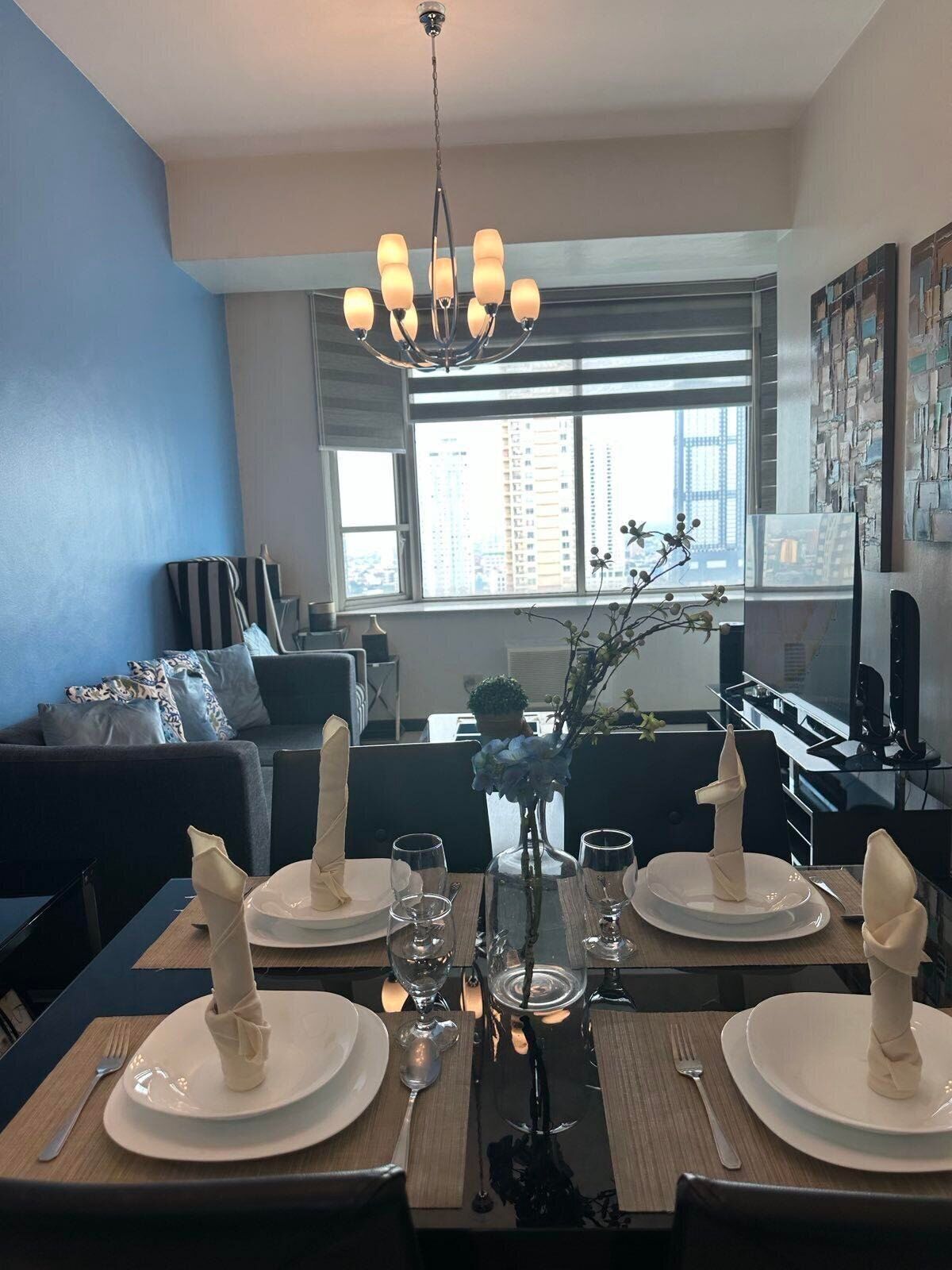 Full-size fridge, microwave, stovetop, coffee/tea maker