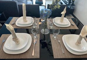 Een koelkast met diepvriezer, een microgolfoven, een kookplaat