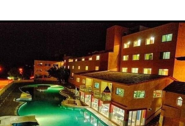 حمام سباحة