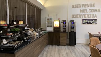 Petit déjeuner buffet servi les week-ends (10 EUR par personne)